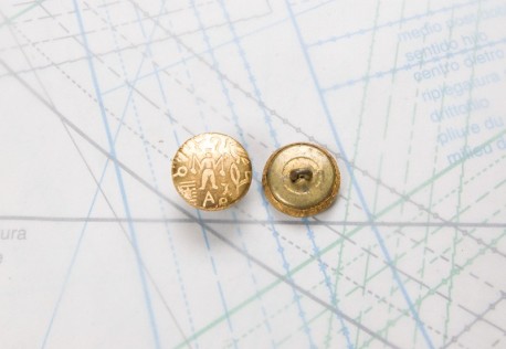 Bouton en métal doré brillant estampé boucle oméga
