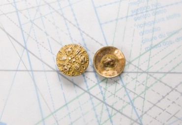 Bouton en métal doré moulé  boucle insérée