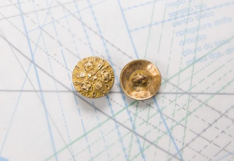 Bouton en métal doré moulé  boucle insérée
