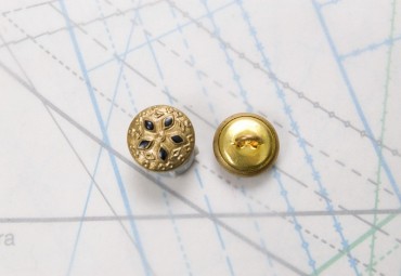 Bouton en métal doré brillant estampé boucle oméga