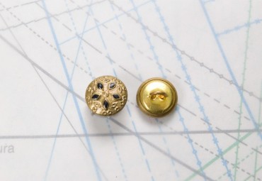 Bouton en métal doré brillant estampé boucle oméga