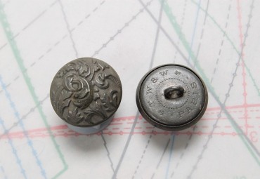 Bouton en métal argenté noirci estampé boucle oméga