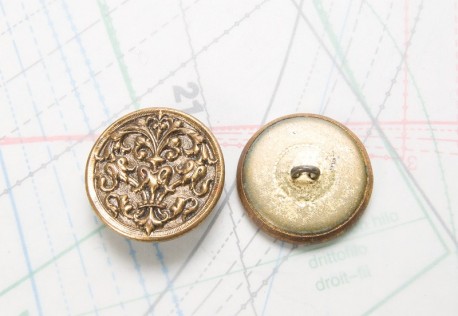 Bouton en métal doré noirci estampé boucle oméga