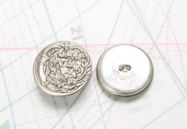 Bouton en métal argenté estampé boucle oméga