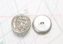 Bouton en métal argenté estampé boucle oméga