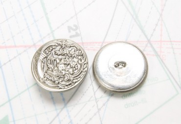 Bouton en métal argenté estampé boucle oméga