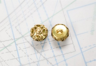 Bouton en métal doré boucle oméga