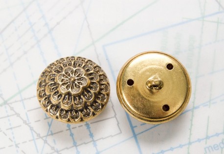 Bouton en métal doré noirci estampé boucle moulée