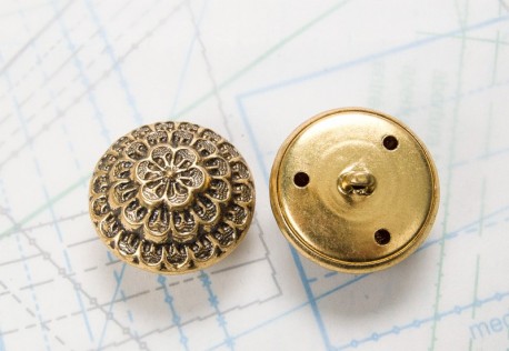 Bouton en métal doré noirci estampé boucle moulée