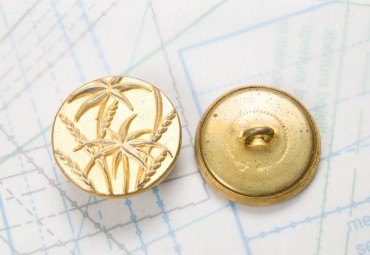 Bouton en métal doré estampé boucle oméga