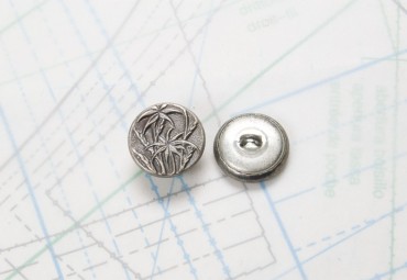 Bouton en métal argenté estampé boucle oméga