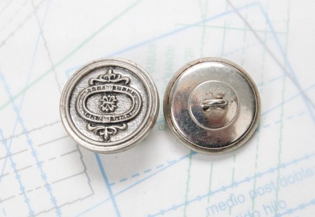 Bouton en métal argenté estampé boucle oméga