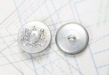 Bouton en métal argenté estampé boucle oméga