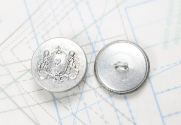 Bouton en métal argenté estampé boucle oméga