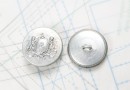 Bouton en métal argenté estampé boucle oméga